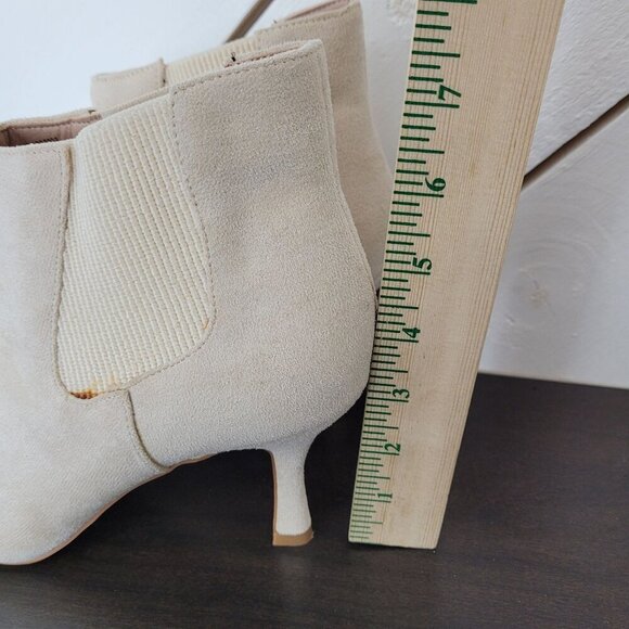 NEW Journee Collection Elitta Ivory Womens 10 Ankle Booties Faux Suede Pointed - Picture 6 of 10